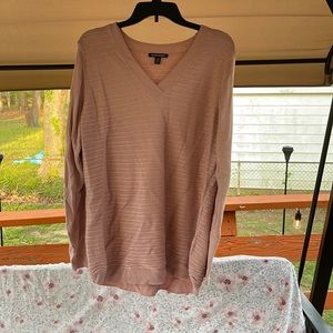 Sweater with v neck. Light pink color